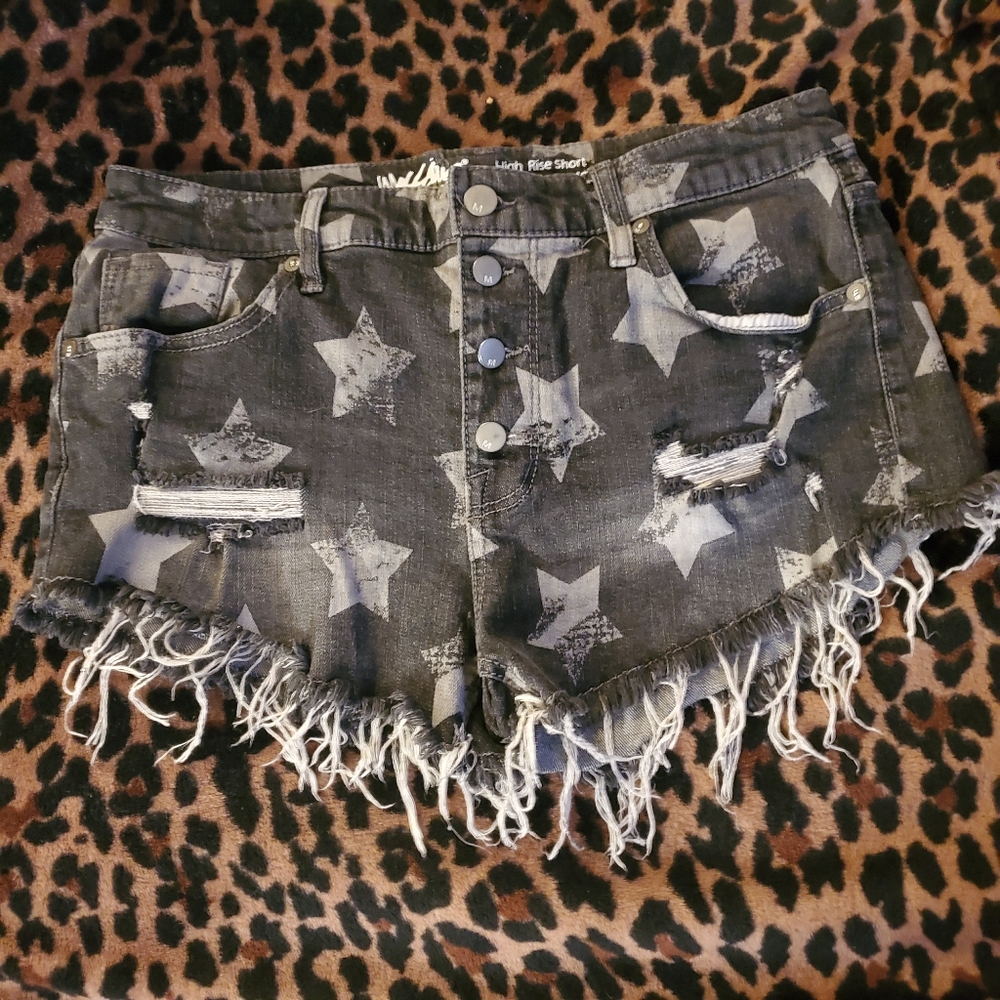 Cute black high rise denim shorts!